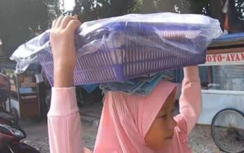 Memupuk Asa, Si Kecil Jelita Berjualan Donat Keliling Bantu Orang Tua